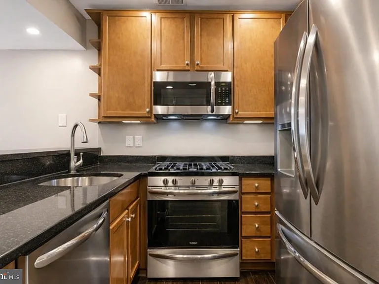 1519 Constitution Ave NE #101 — Photo 6