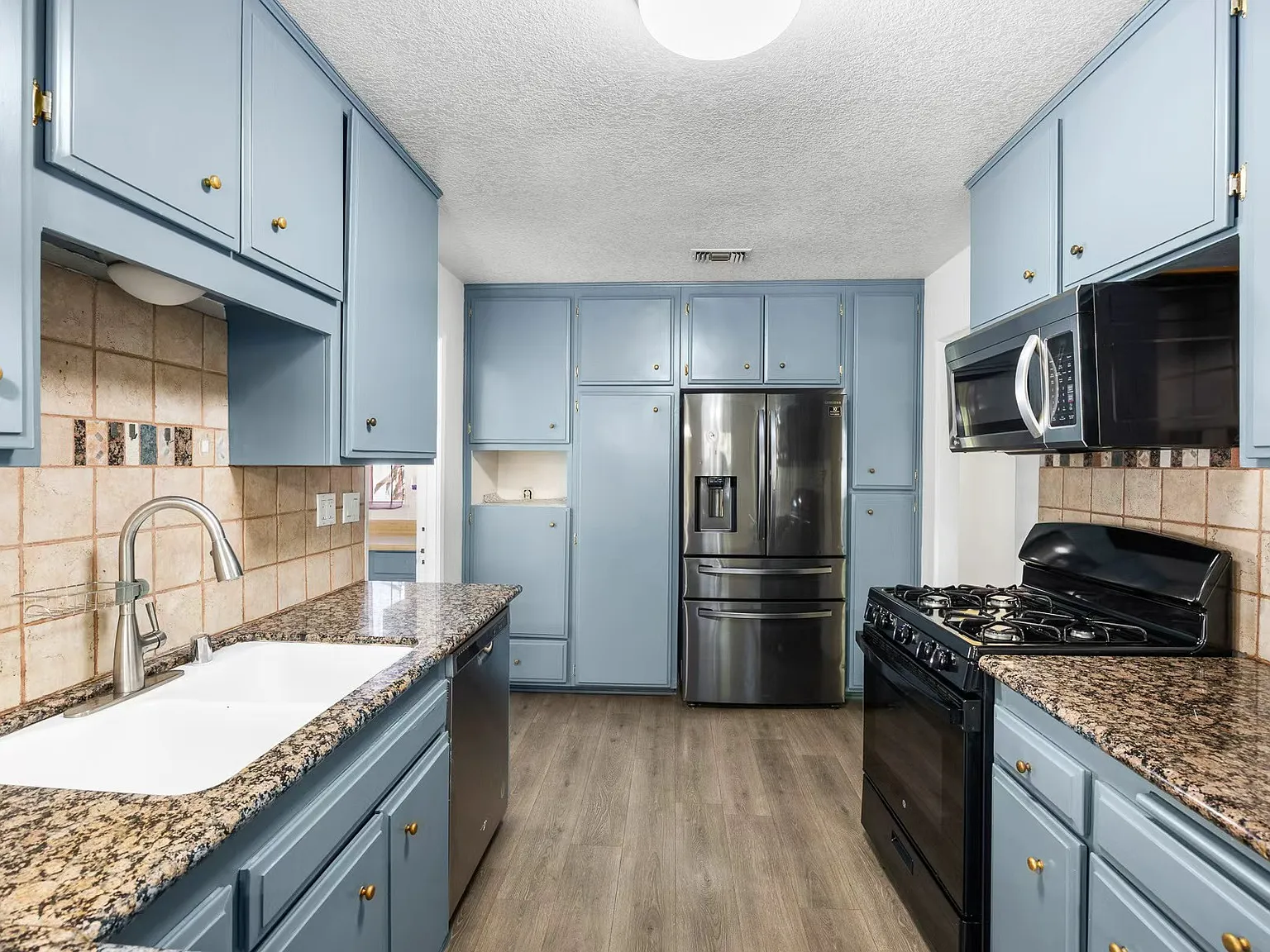 3 bed, 1570 sqft, $3,300 — Photo 3