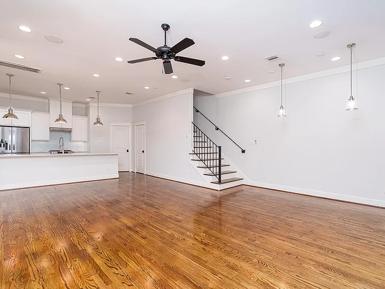 225 Knox St — Photo 12