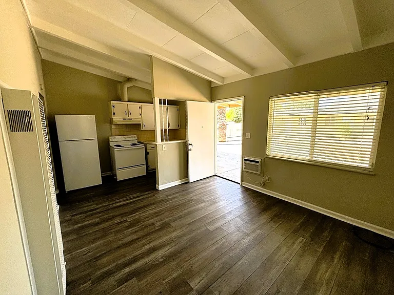 222 N Effie St #H — Photo 7