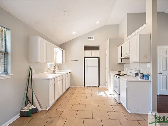 5th image of 108 Nassau Court