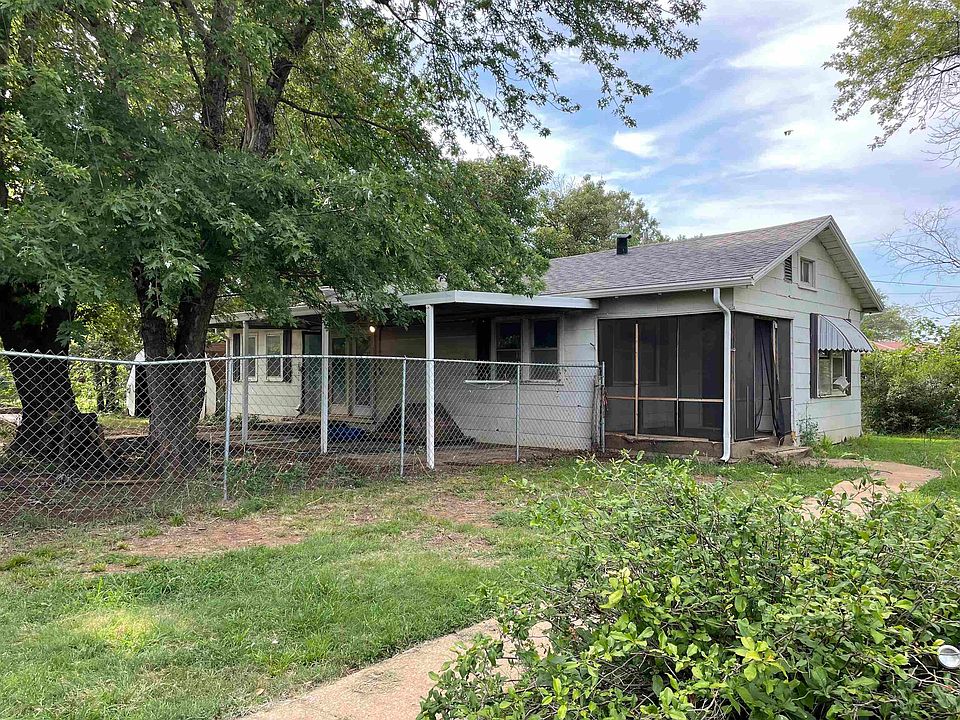 401 Broad St, Winfield, KS 67156 | MLS #628242 | Zillow