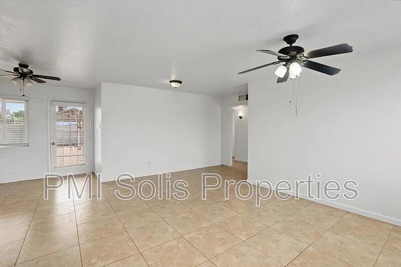 3 bed, 2.5 bath, 1200 sqft, $1,800 — Photo 3