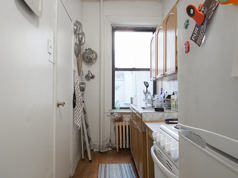 419 E 9th St #4 — Photo 9