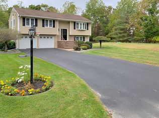 2 Overhill Ln, Warwick, NY 10990