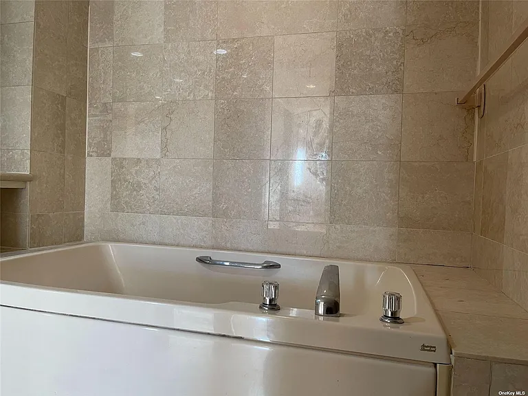 88 Cuttermill Rd #514 — Photo 15