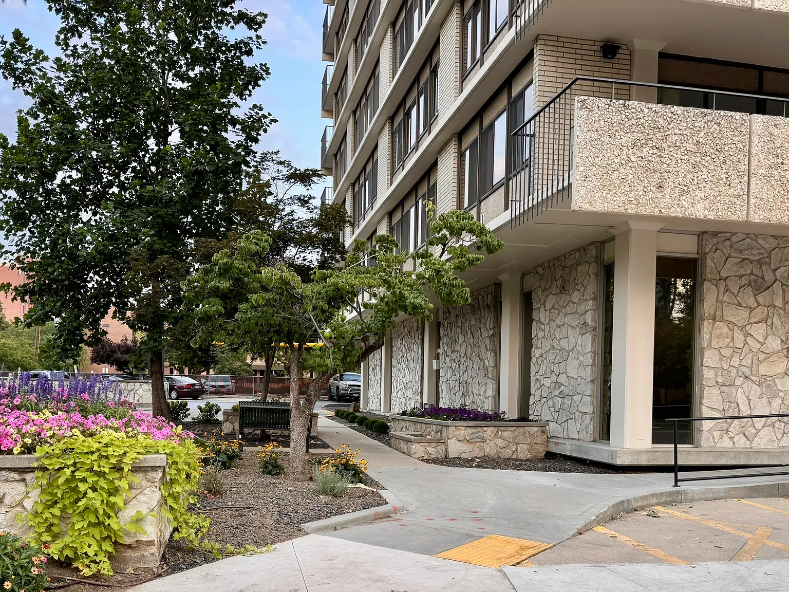 2 bed, 973 sqft, $2,400 — Photo 2
