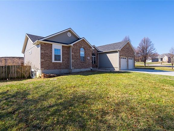 4th image of 2250 Valley View Dr