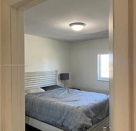 4th image of 840 E 11th Pl #840