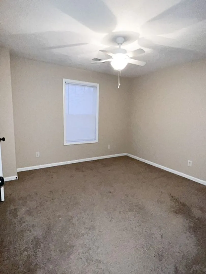 2 Bedroom 1.5 Bathroom Townhome — Photo 3
