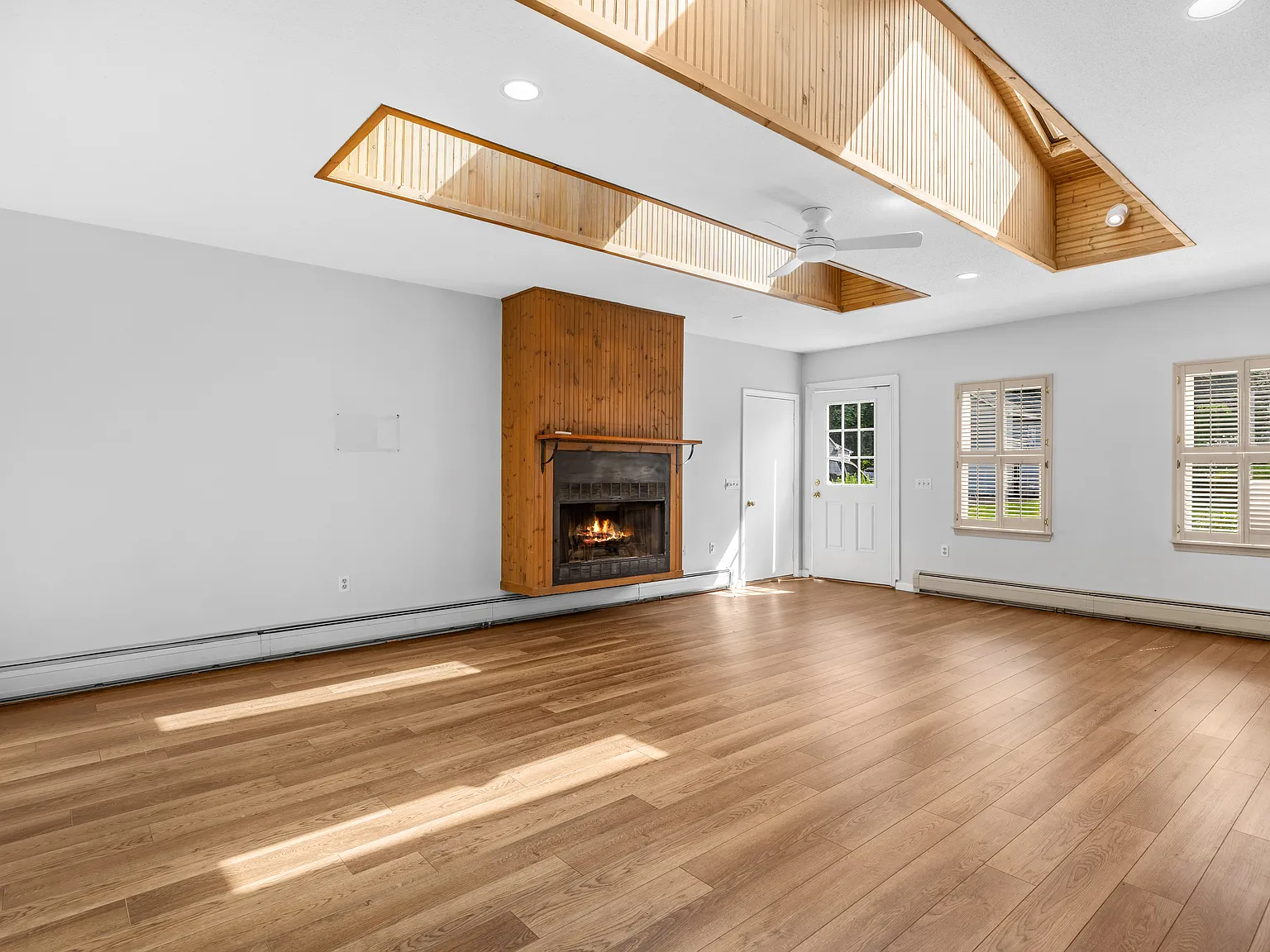 3 bed, 1.5 bath, 1761 sqft, $3,500 — Photo 2