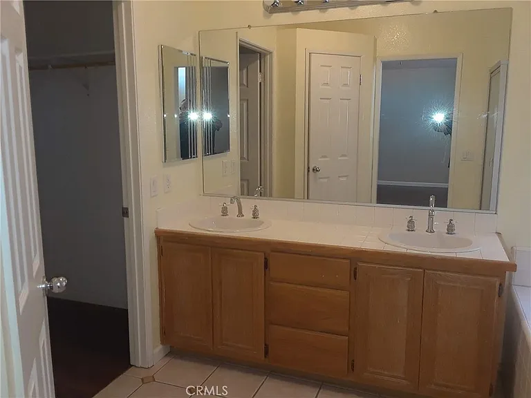 828 Greenwich Ct — Photo 5