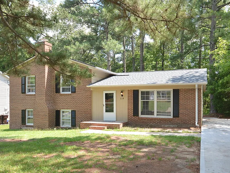 119 Monterey Ln — Photo 1