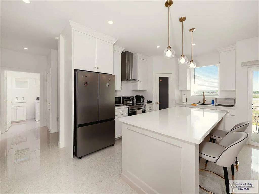 3 bed, 2.5 bath, 1832 sqft, $2,700 — Photo 2