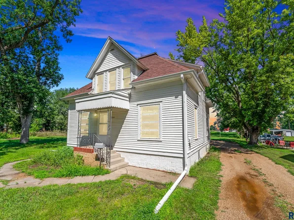 304 Slant St, Wakonda, SD 57073
