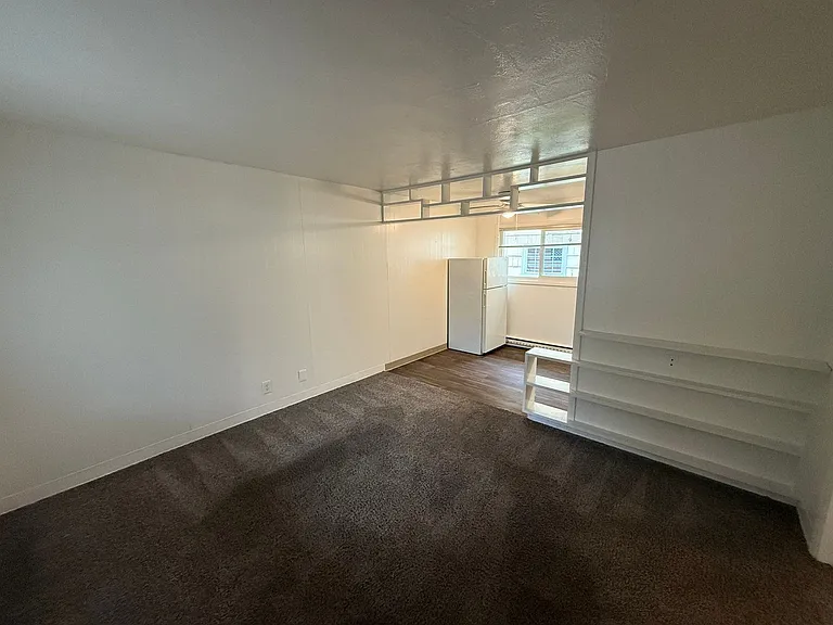 233 Kearney St S — Photo 2