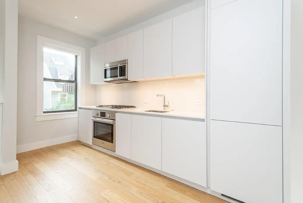 2 bed, 700 sqft, $3,250 — Photo 1