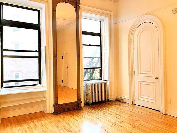 4th image of 34 Livingston St APT 3