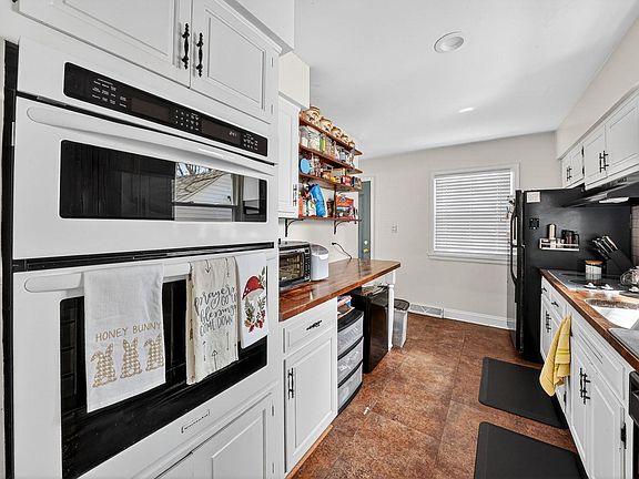 3rd image of 3320 Oakcrest Dr