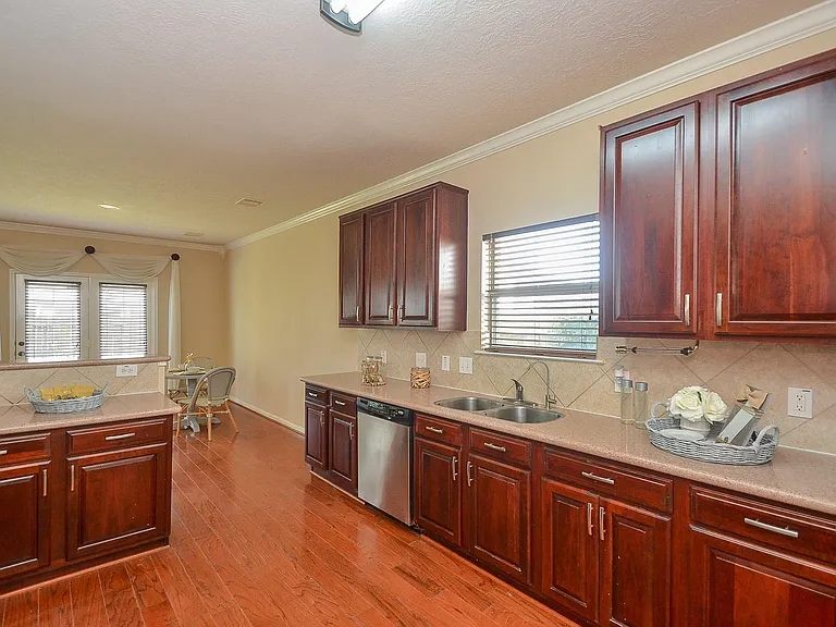 2410 Crossmill Ln — Photo 16
