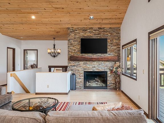 3rd image of 255 Caribou Lane