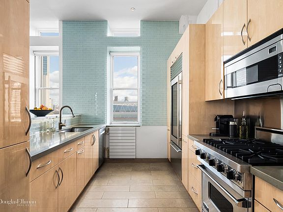 5th image of 117 Beekman St #Ph7a