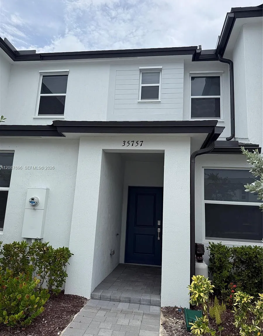 3 bed, 3.0 bath, 1300 sqft, $2,500 — Photo 1