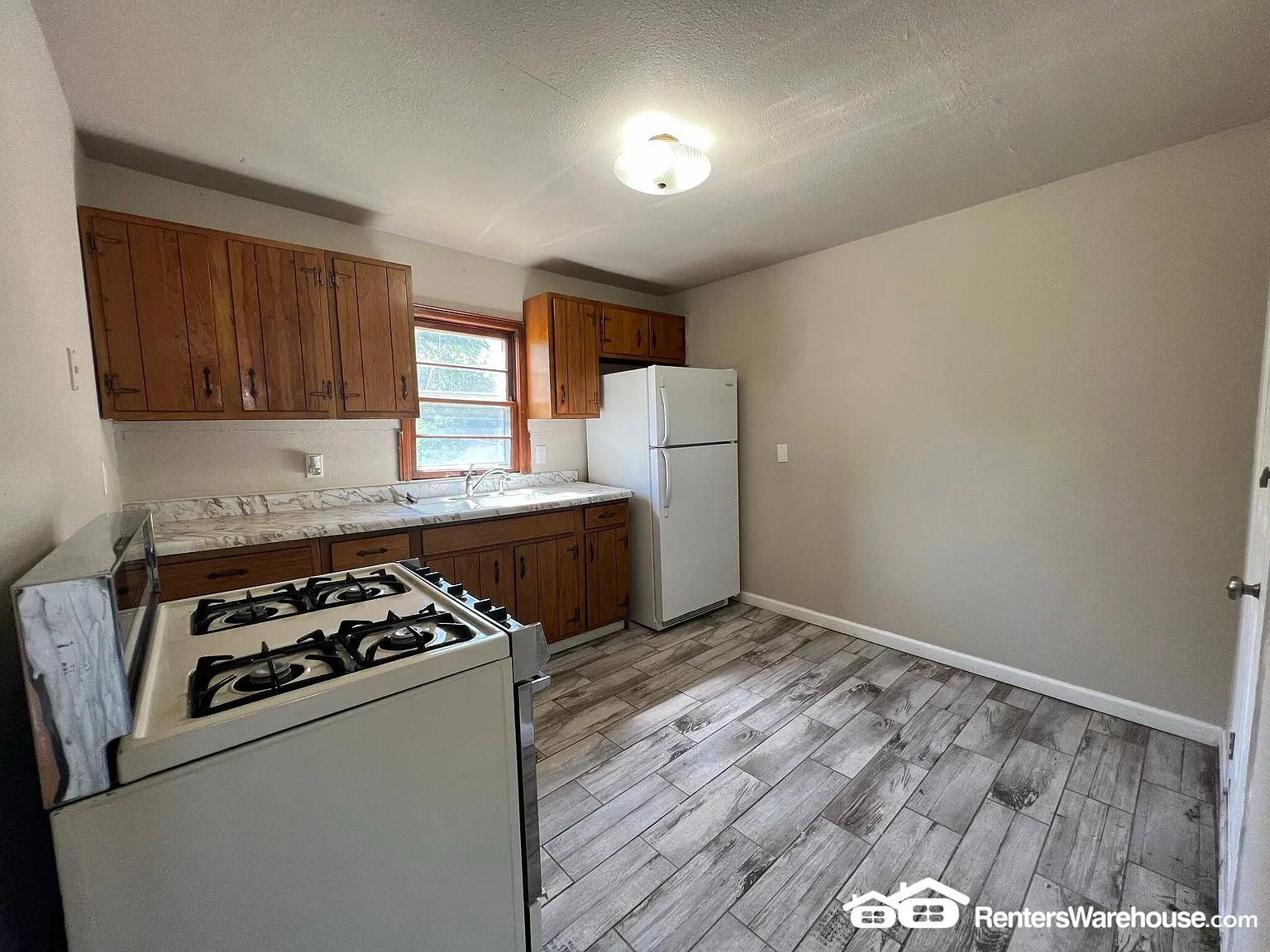 2 Bedroom House — Photo 4