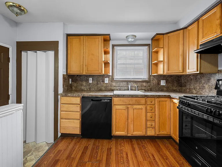 140 Hubbard St — Photo 33