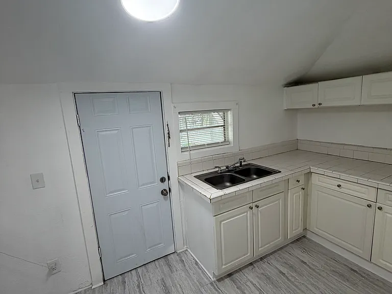 252 Claude St — Photo 11