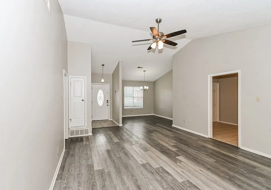 3 bed, 2.0 bath, 1518 sqft, $1,700 — Photo 3