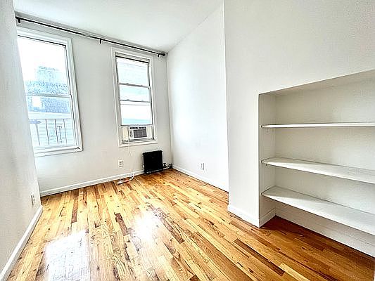 3rd image of 162 Wilson Ave APT 3R