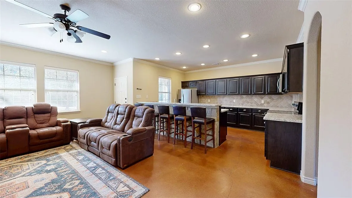 4 bed, 1756 sqft, $2,000 — Photo 3