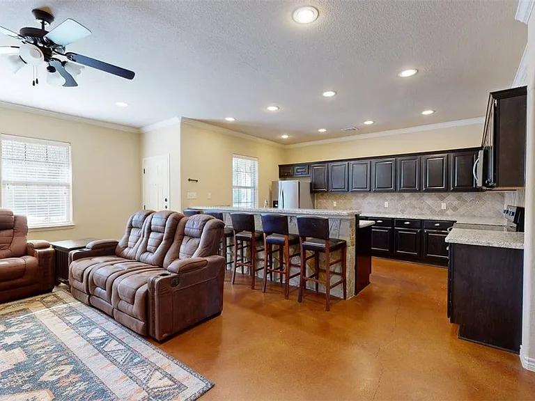 3009 Towers Pkwy — Photo 3