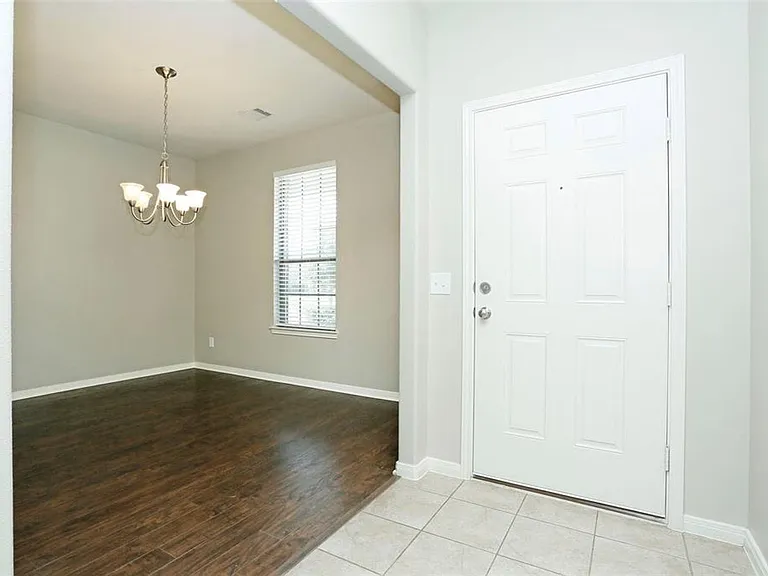 1123 Cloud Croft Ln — Photo 3