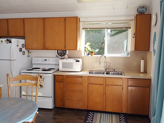 5th image of 165 Henning Dr