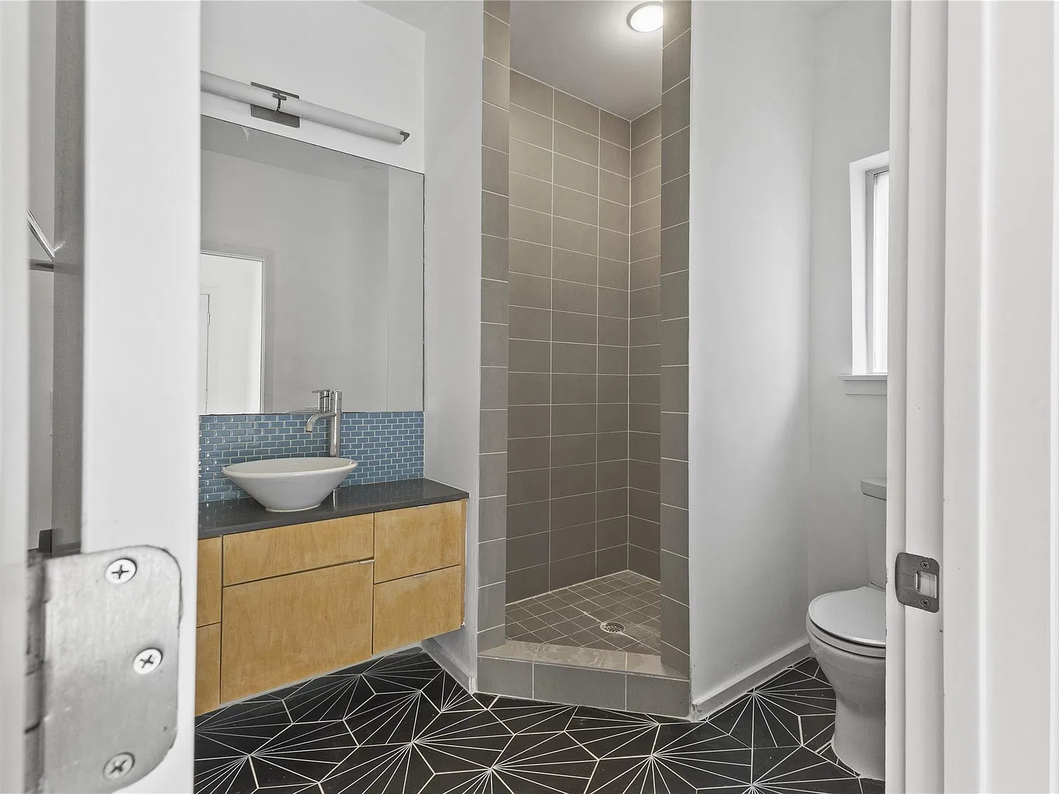 3 bed, 3.5 bath, 2578 sqft, $3,200 — Photo 3