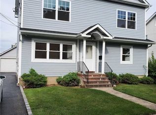 13 Charles St, Hicksville, NY 11801
