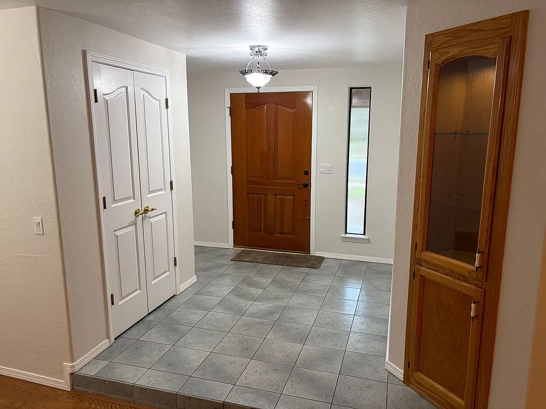 3 bed, 2.0 bath, 1993 sqft, $2,850 — Photo 3