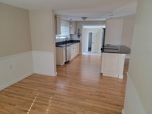3rd image of 34 Swan Ave
