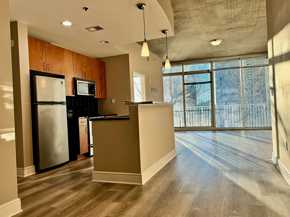 950 W Peachtree St #813