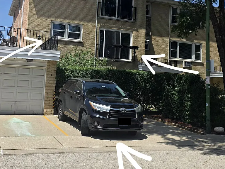 Unit and private parking space are marked with arrows.