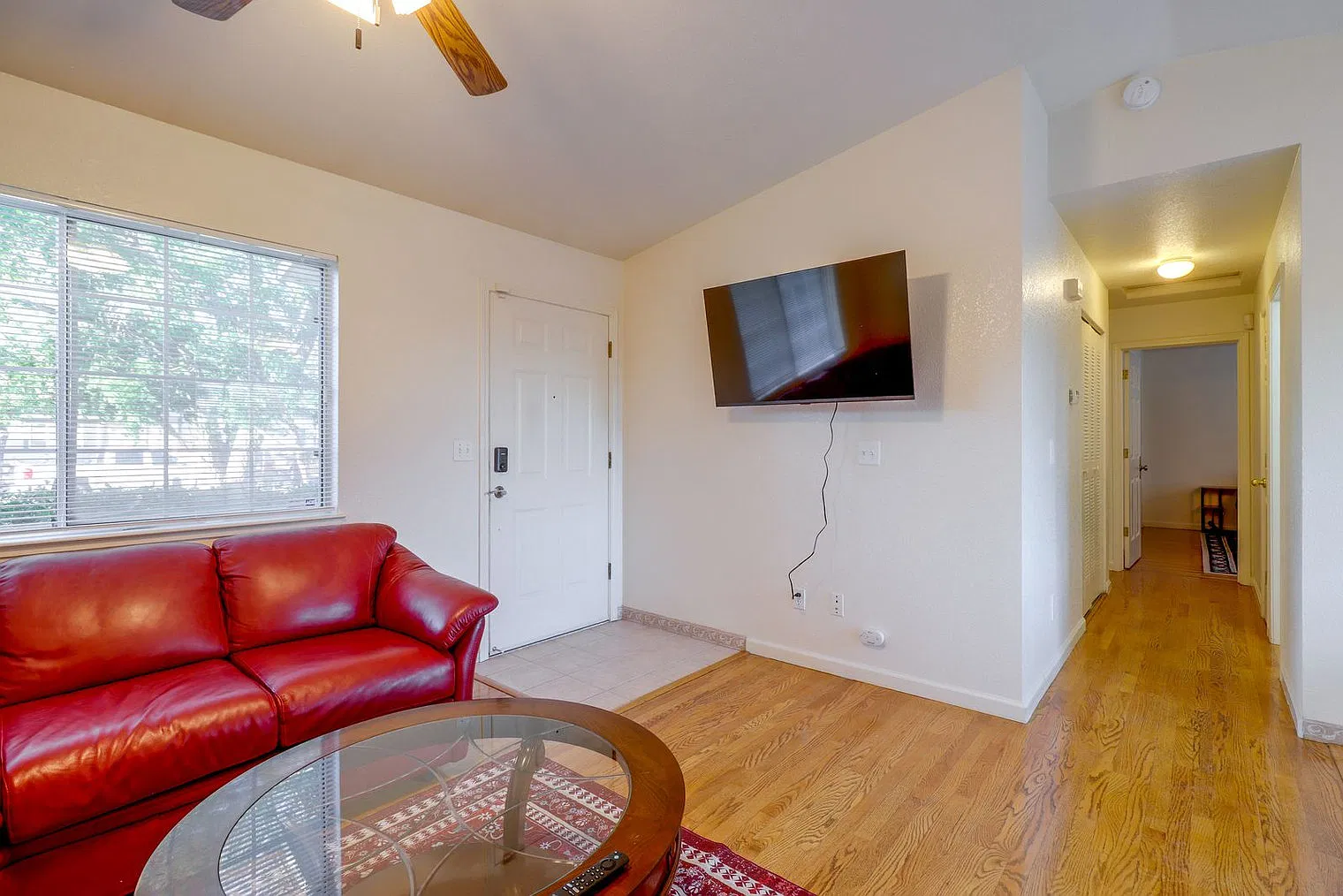 3 bed, 2.0 bath, 893 sqft, $4,257 — Photo 2