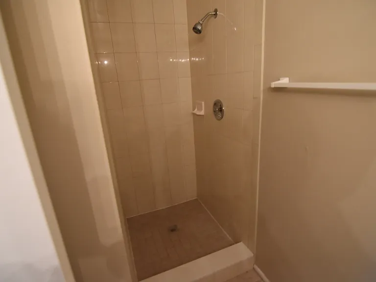 423 Longwood Cir — Photo 7