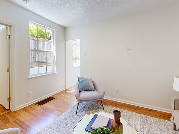 3rd image of 557 1/2 Wisconsin St