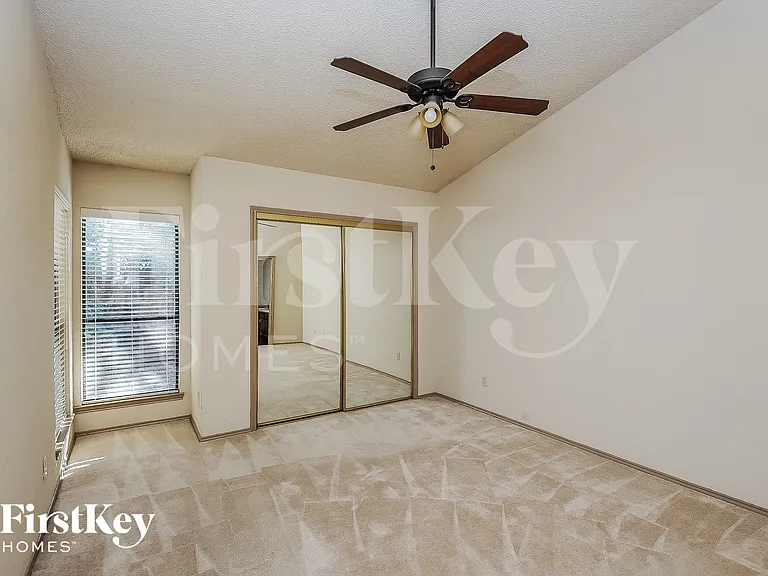 1396 Chinaberry Dr — Photo 8