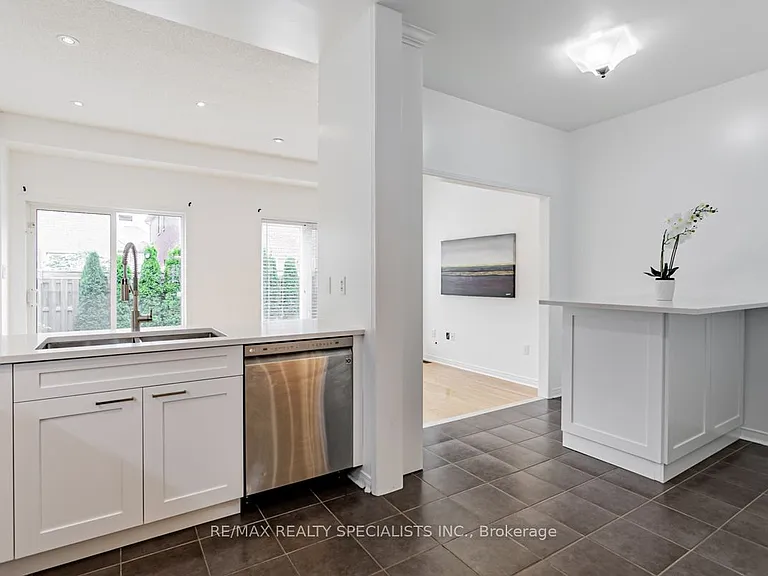 16 Evanwood Cres — Photo 6