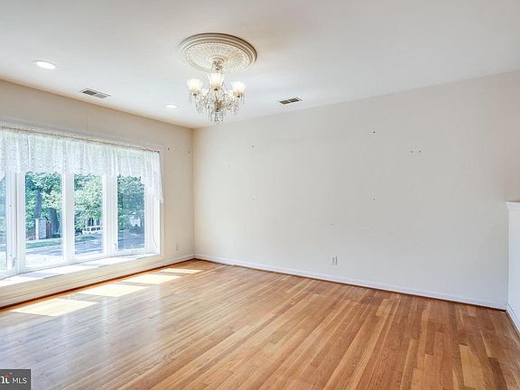 5th image of 9105 Hempstead Ave