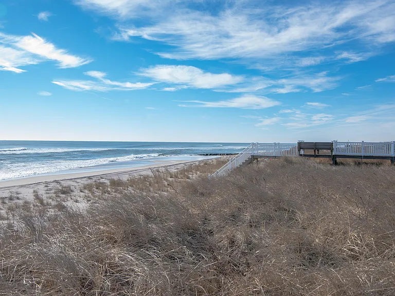 605 Dune Rd — Photo 17