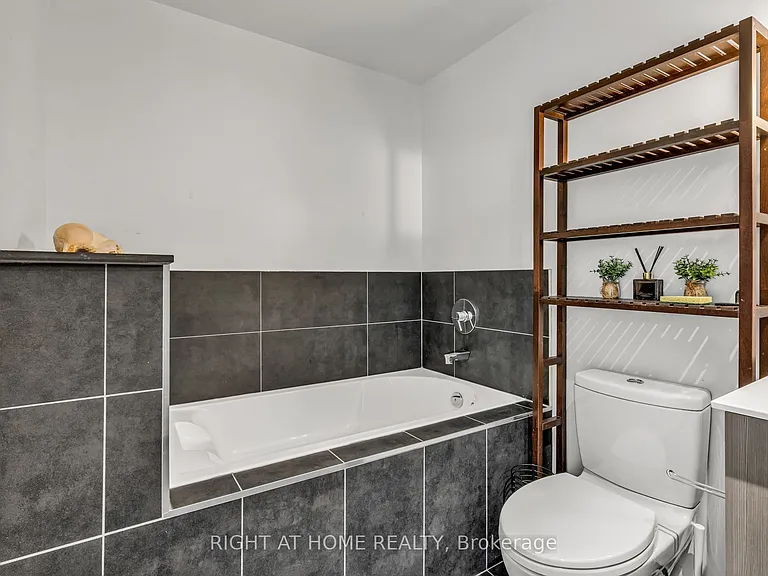 650 King St W #605 — Photo 31